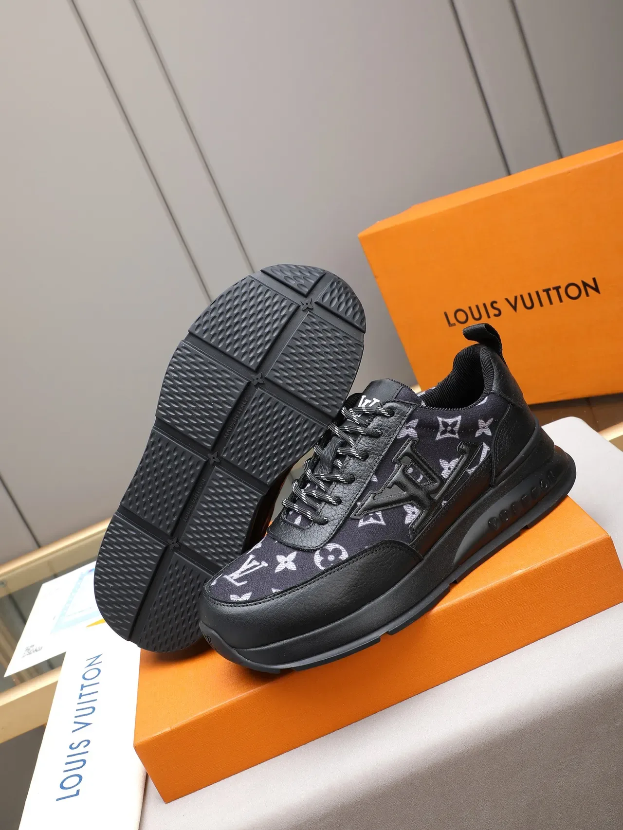 Louis Vuitton LV Trainer أسود أبيض مونوغرام كانفاس جلد منقوش لوقو أحذية رياضية أسلوب حياة 4