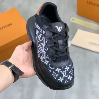 লুইস ভিটন LV Trainer কালো সাদা মোনোগ্রামড ক্যানভাস লেদার ওভারলে লাইফস্টাইল স্নিকার
