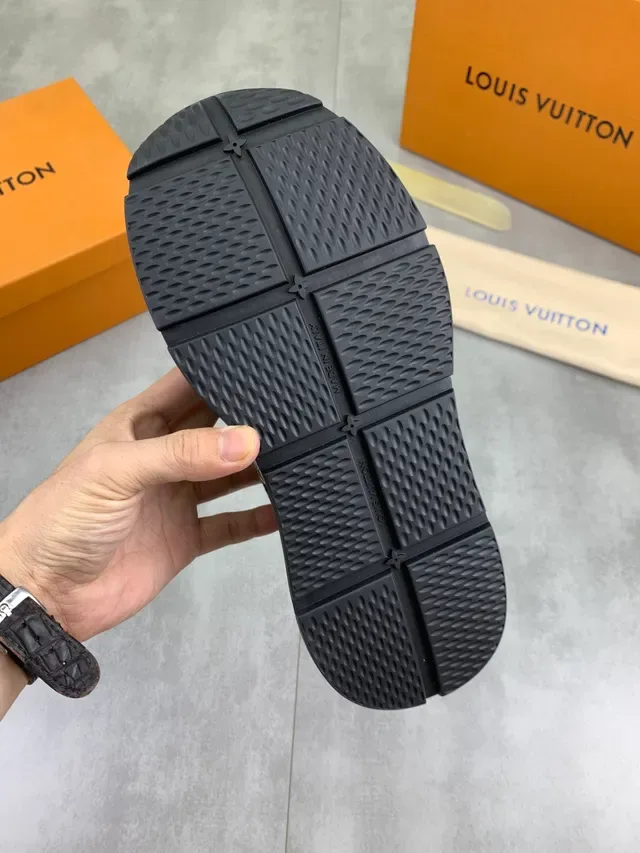 লুইস ভিটন LV Trainer কালো সাদা মোনোগ্রামড ক্যানভাস লেদার ওভারলে লাইফস্টাইল স্নিকার 2