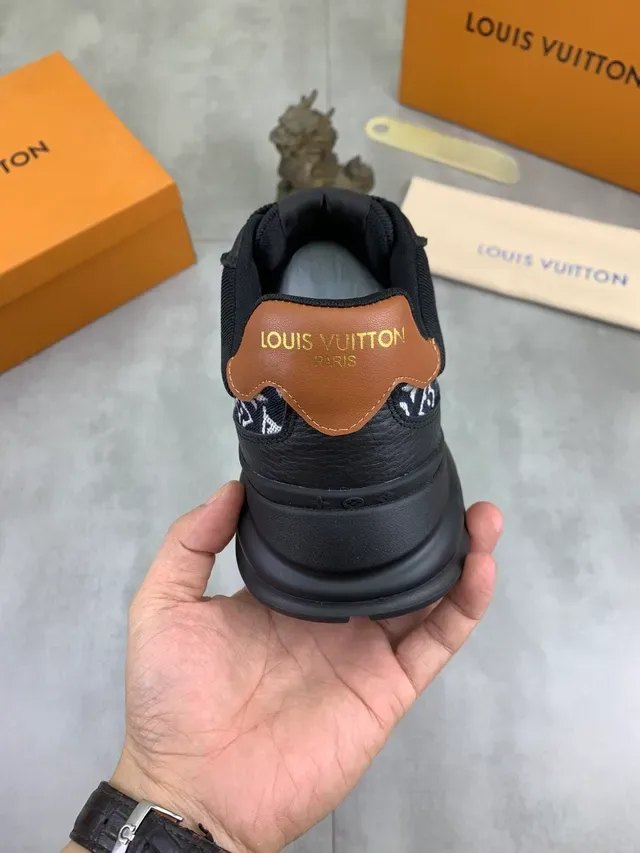 লুইস ভিটন LV Trainer কালো সাদা মোনোগ্রামড ক্যানভাস লেদার ওভারলে লাইফস্টাইল স্নিকার 3