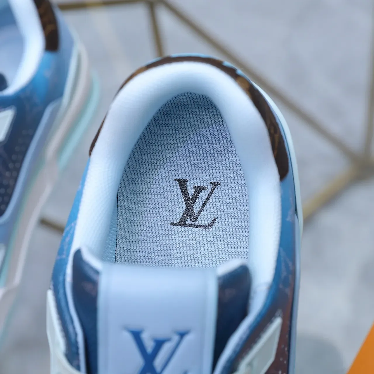 Louis Vuitton LV Trainer নীল সাদা লেয়ার্ড সোল মোনোগ্রাম লেদার অ্যাকসেন্ট লাইফস্টাইল স্নিকার্স 5