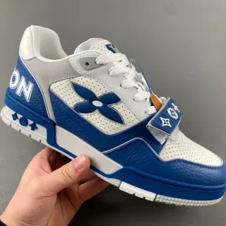 Louis Vuitton LV Trainer Tênis Lifestyle de Couro Perforado Azul Branco com Logo Monograma de Flor