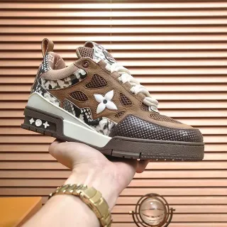 Louis Vuitton LV Trainer Tênis lifestyle com material misto marrom e bege na parte superior com estampado de textura de serpente no painel