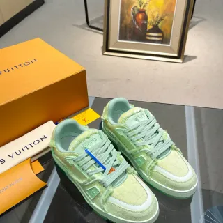 Louis Vuitton LV Trainer Verde Blanco Monogramado Textil Detalle de Borde Deshilachado Sneakers Lifestyle