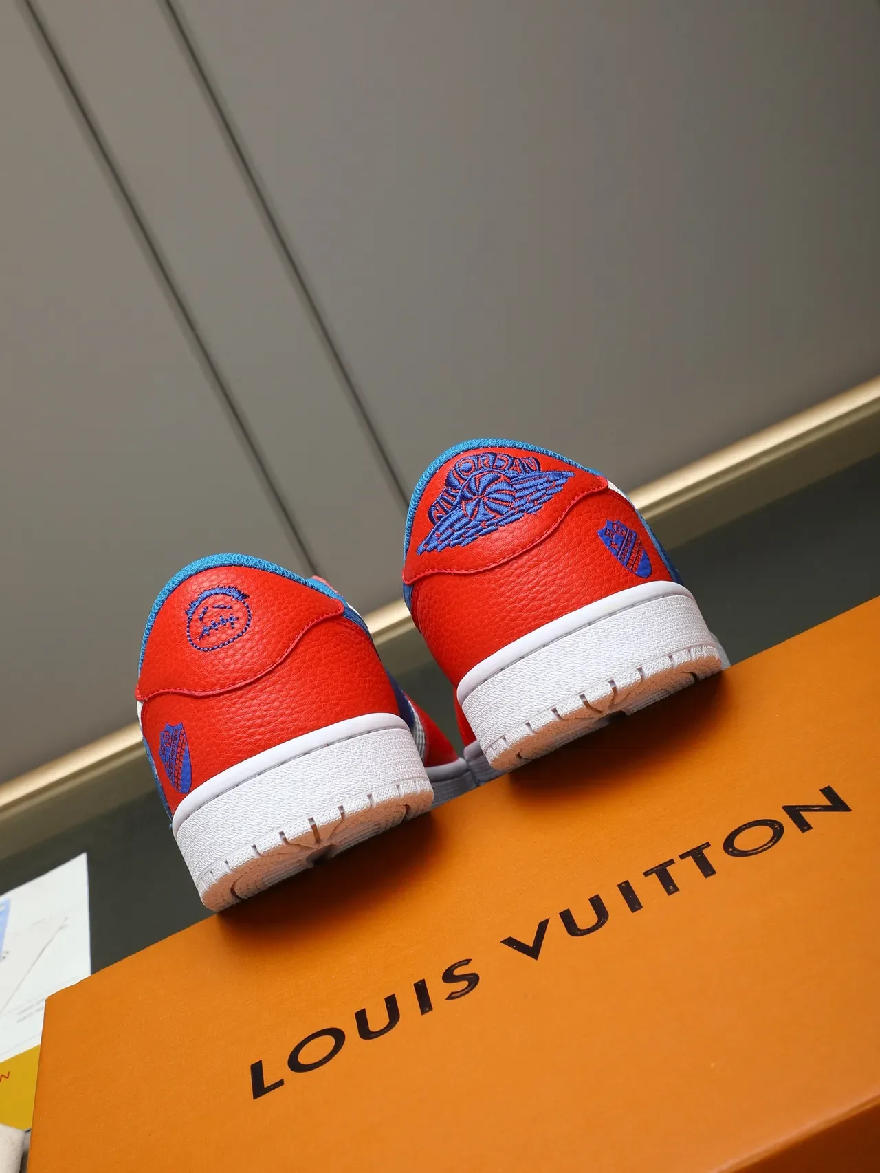 Louis Vuitton LV Trainer लाल নীল লো-টপ চামড়া-মেশ হাইব্রিড লाइফস্টাইল স্নিকার 3