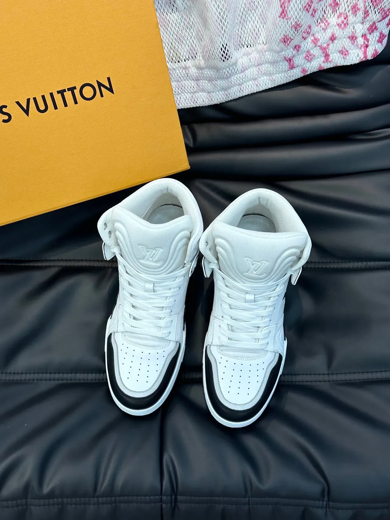 লুই ভিত্তন LV Trainer সাদা কালো হাই-টপ মোনোগ্রাম লাইফস্টাইল স্নিকার্স 2