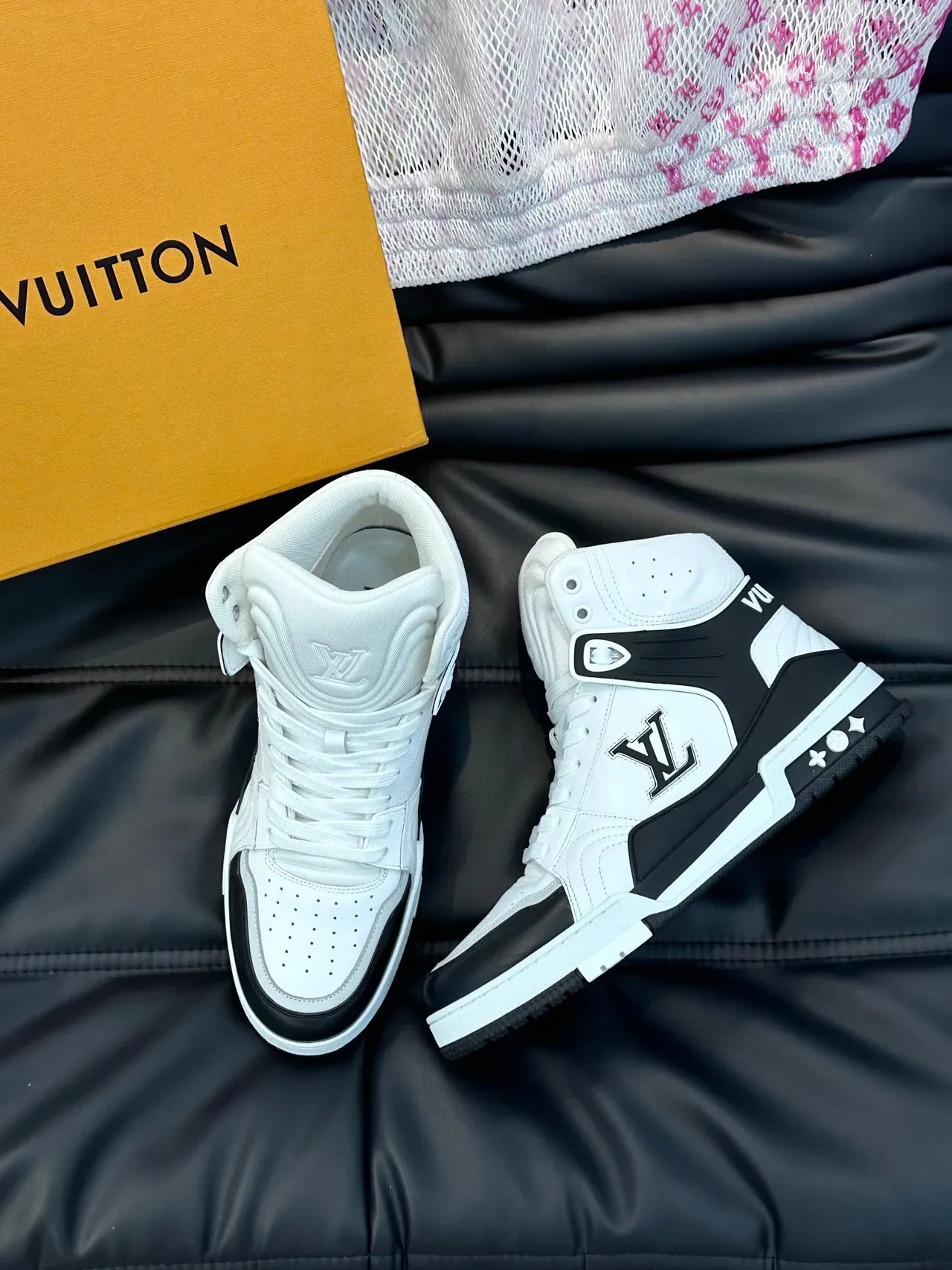 লুই ভিত্তন LV Trainer সাদা কালো হাই-টপ মোনোগ্রাম লাইফস্টাইল স্নিকার্স 3