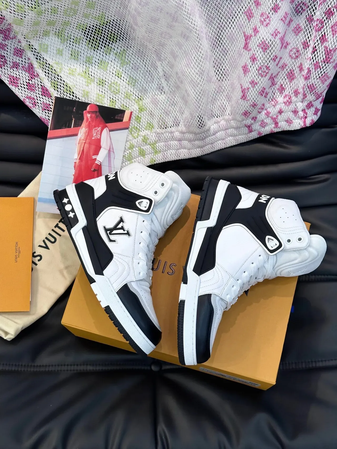 লুই ভিত্তন LV Trainer সাদা কালো হাই-টপ মোনোগ্রাম লাইফস্টাইল স্নিকার্স 4