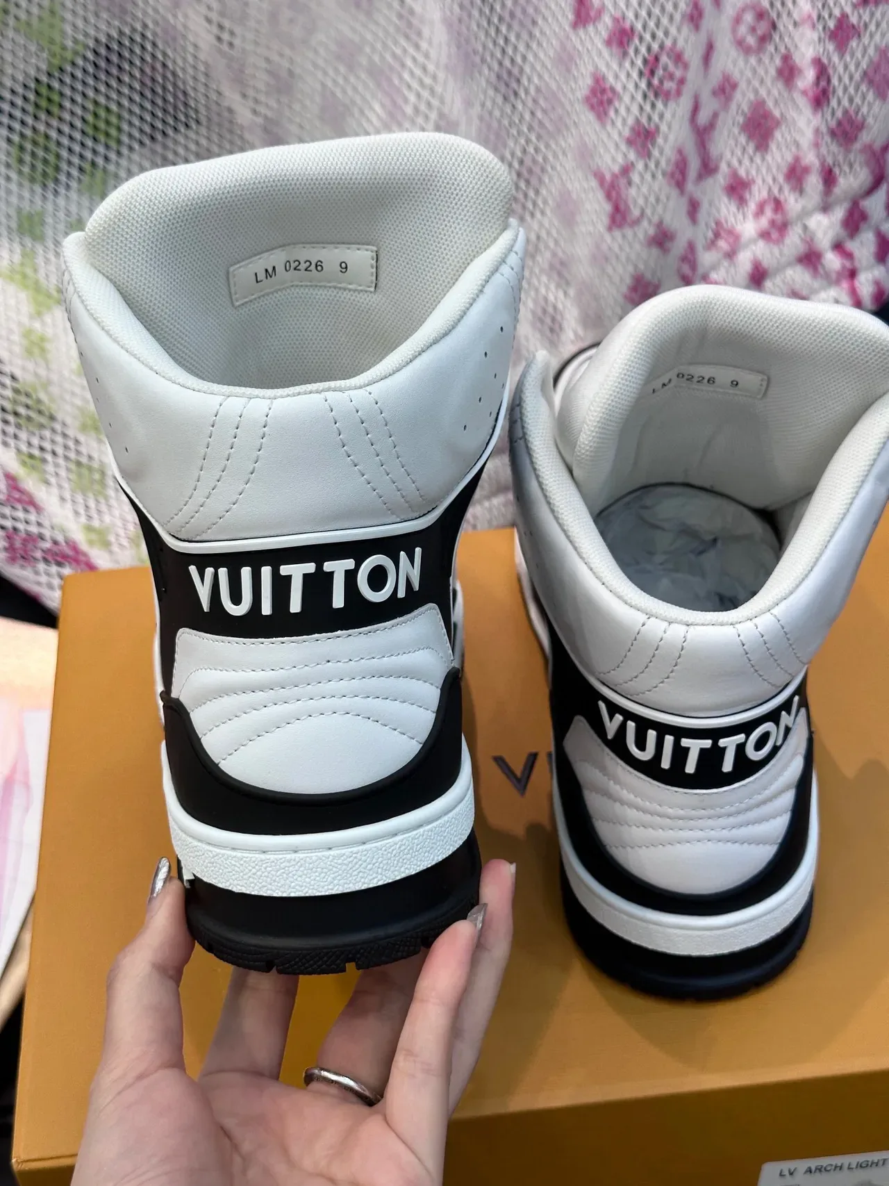 লুই ভিত্তন LV Trainer সাদা কালো হাই-টপ মোনোগ্রাম লাইফস্টাইল স্নিকার্স 6