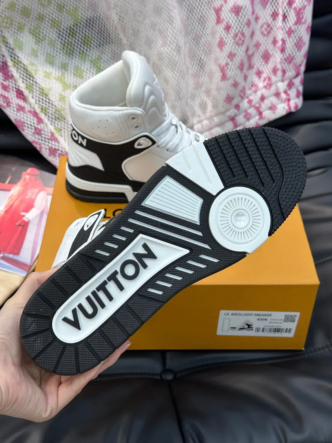 লুই ভিত্তন LV Trainer সাদা কালো হাই-টপ মোনোগ্রাম লাইফস্টাইল স্নিকার্স 9