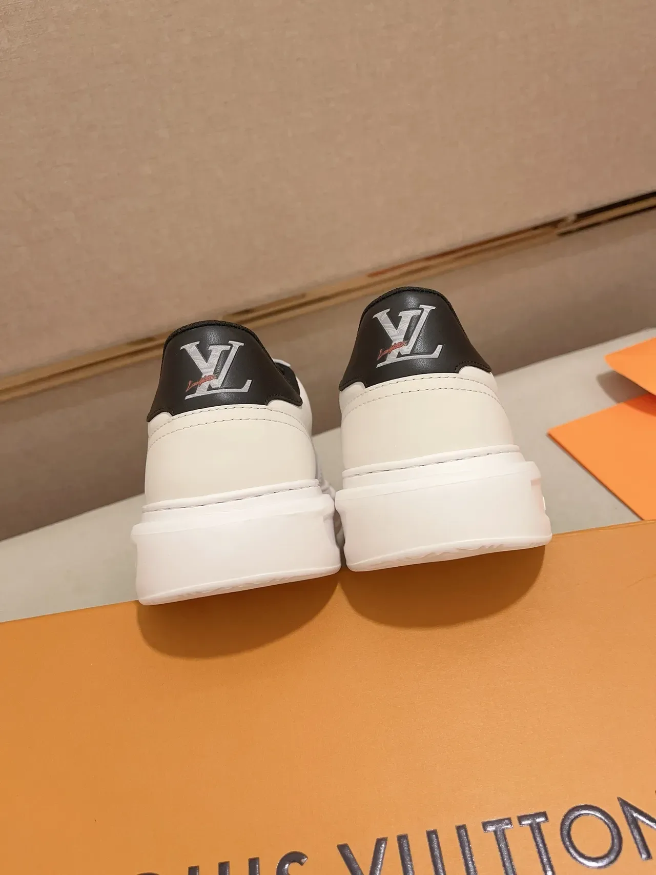 Louis Vuitton LV সাদা কালো চামড়া লো টপ বোনা ফুল লোগো লাইফস্টাইল স্নিকার্স 4