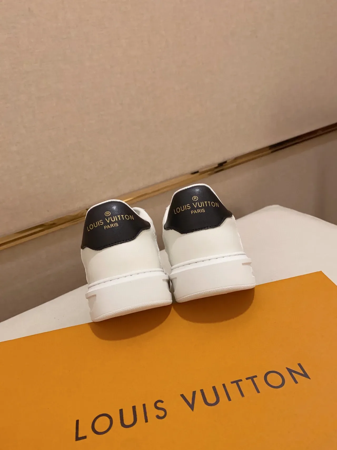 Louis Vuitton LV Trainer Chaussures Lifestyle Blancs et Noirs en Toile Quilted Monogram Low-Top 2