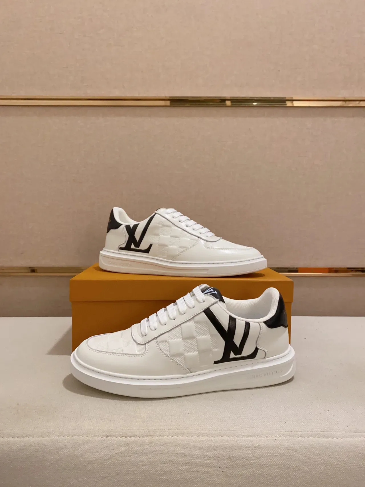 Louis Vuitton LV Trainer Chaussures Lifestyle Blancs et Noirs en Toile Quilted Monogram Low-Top 4