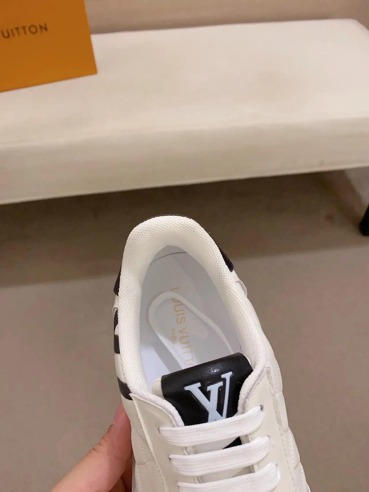 Louis Vuitton LV Trainer Chaussures Lifestyle Blancs et Noirs en Toile Quilted Monogram Low-Top 5