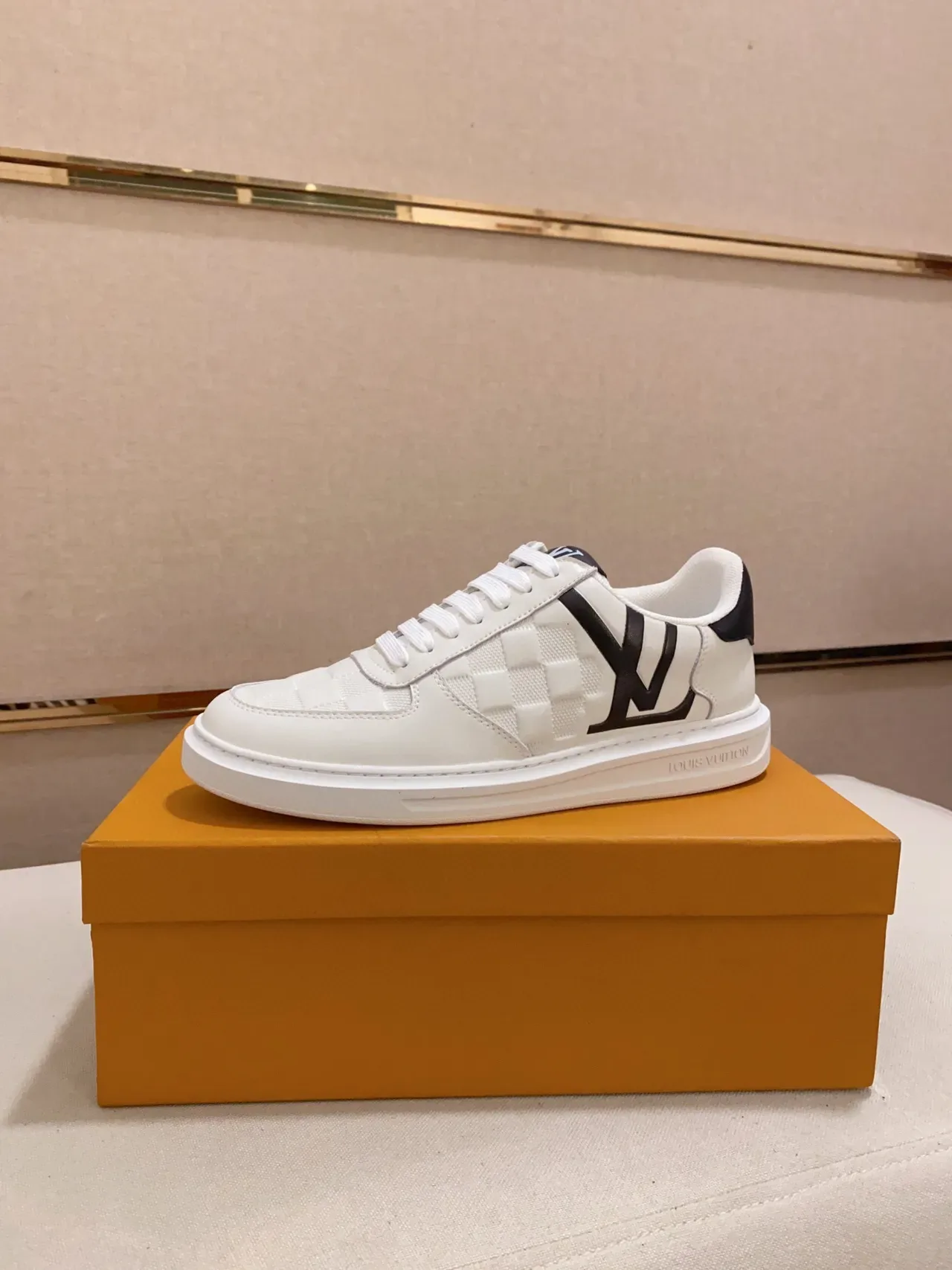 Louis Vuitton LV Trainer Chaussures Lifestyle Blancs et Noirs en Toile Quilted Monogram Low-Top 9