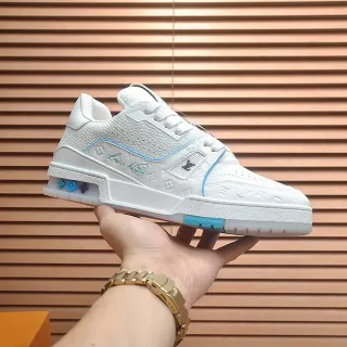লুই ভিটন LV Trainer সাদা নীল মোনোগ্রামড লেদার উপর কার্সিভ সিগনেচার ডিটেল লাইফস্টাইল স্নিকার
