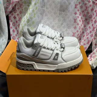 Louis Vuitton LV Trainer Blanco Gris Estructura de Jaula en Capas Cierre de Correa Dual Zapatillas de Estilo de Vida