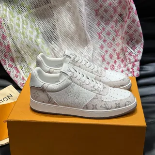 Louis Vuitton LV Trainer Blanco y Gris Monogram-Print Cuero Punta Perforada Lifestyle Sneakers