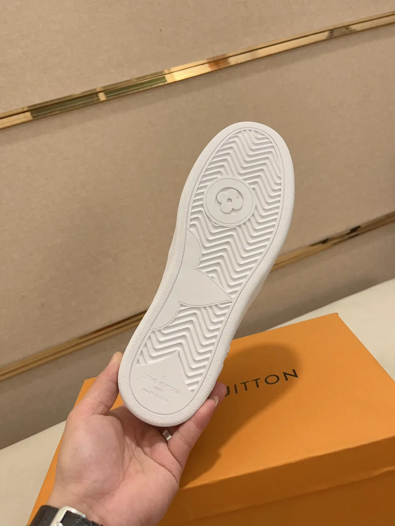 Louis Vuitton LV Trainer Sneakers Blanc et Gris avec Cap de Doigt Texturé Imprimé Monogramme Lifestyle Sneakers 2