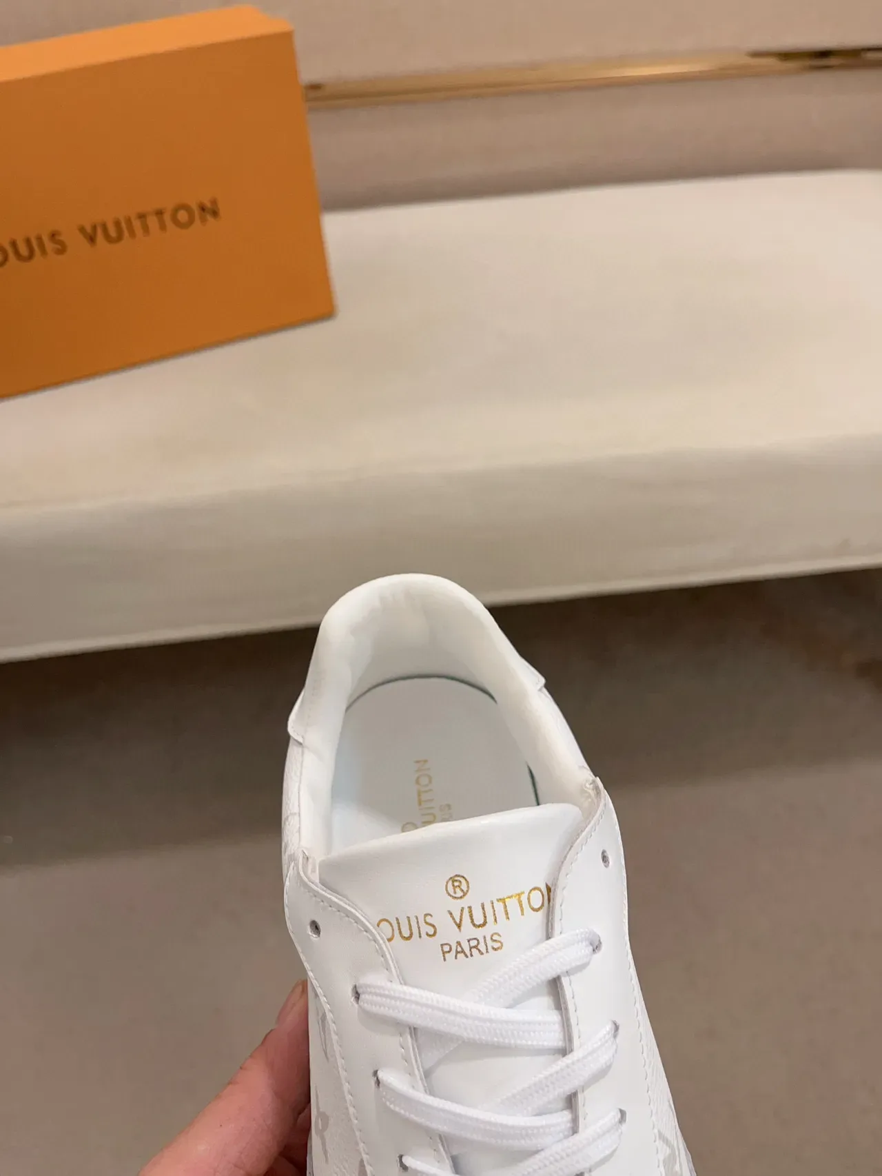 Louis Vuitton LV Trainer Sneakers Blanc et Gris avec Cap de Doigt Texturé Imprimé Monogramme Lifestyle Sneakers 4