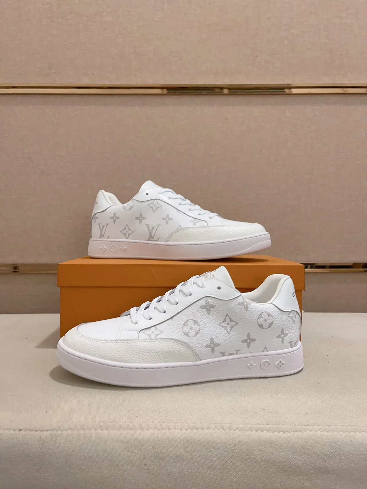 Louis Vuitton LV Trainer Sneakers Blanc et Gris avec Cap de Doigt Texturé Imprimé Monogramme Lifestyle Sneakers 5