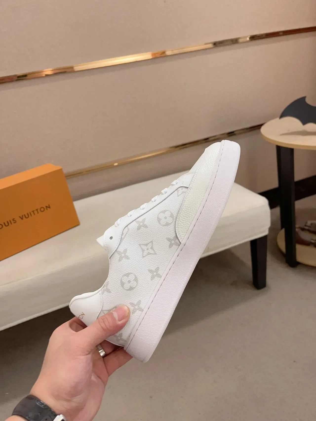 Louis Vuitton LV Trainer Sneakers Blanc et Gris avec Cap de Doigt Texturé Imprimé Monogramme Lifestyle Sneakers 6