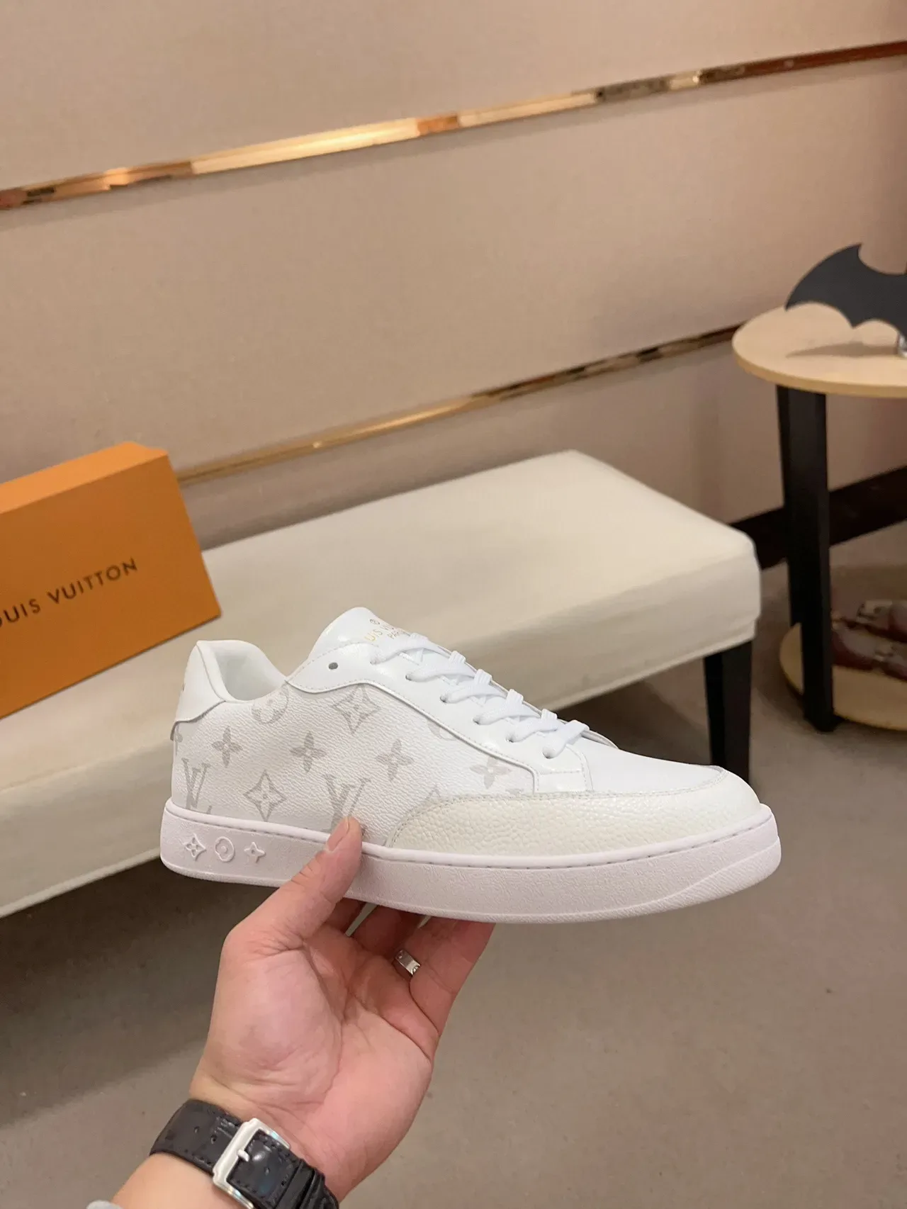 Louis Vuitton LV Trainer Sneakers Blanc et Gris avec Cap de Doigt Texturé Imprimé Monogramme Lifestyle Sneakers 7