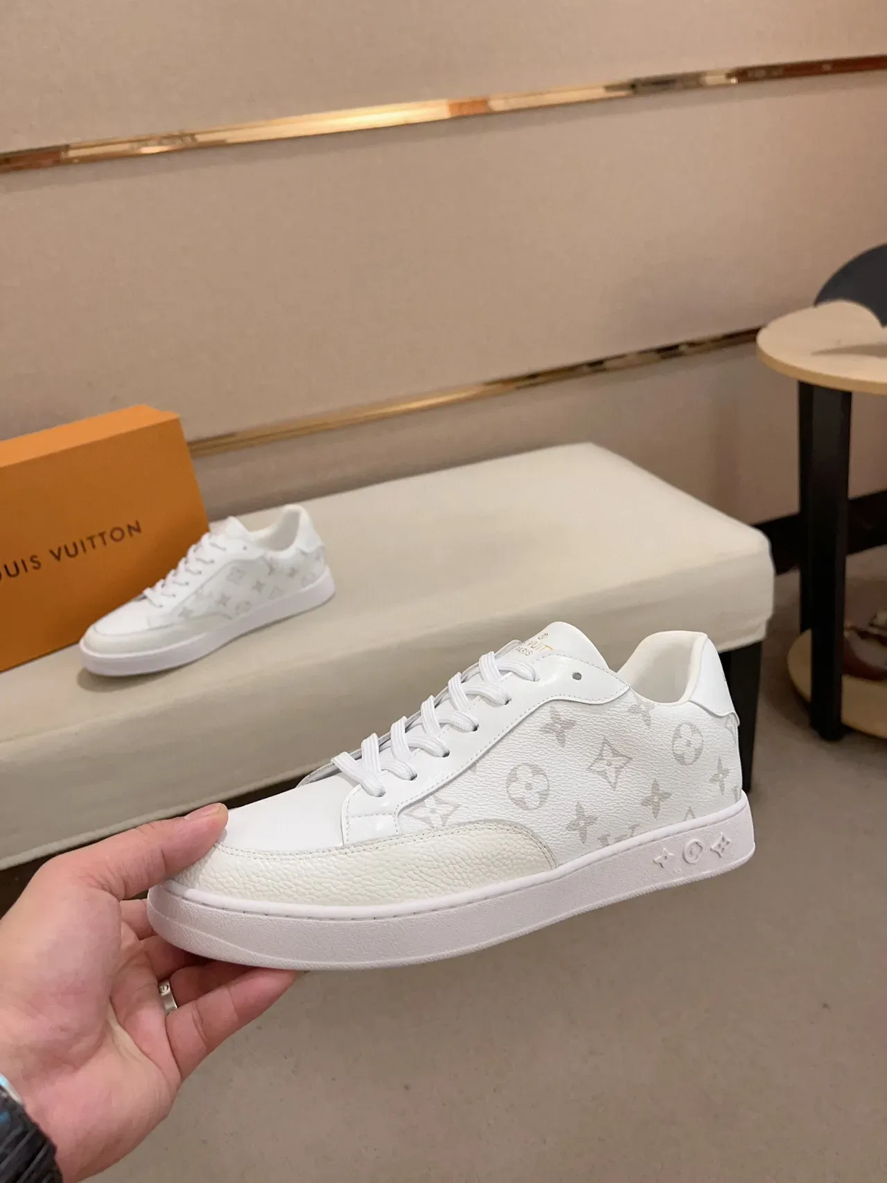 Louis Vuitton LV Trainer Sneakers Blanc et Gris avec Cap de Doigt Texturé Imprimé Monogramme Lifestyle Sneakers 8