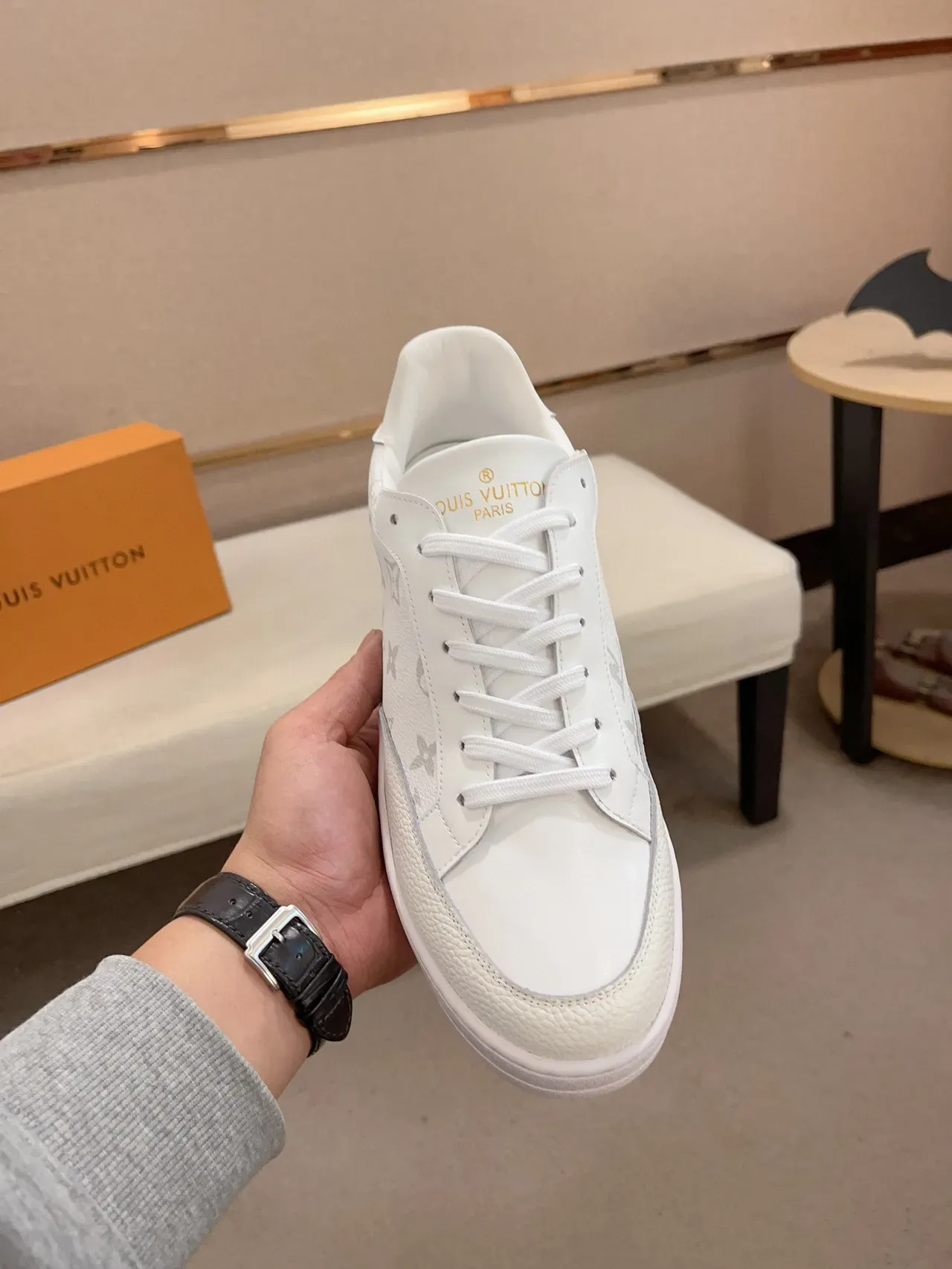 Louis Vuitton LV Trainer Sneakers Blanc et Gris avec Cap de Doigt Texturé Imprimé Monogramme Lifestyle Sneakers 9