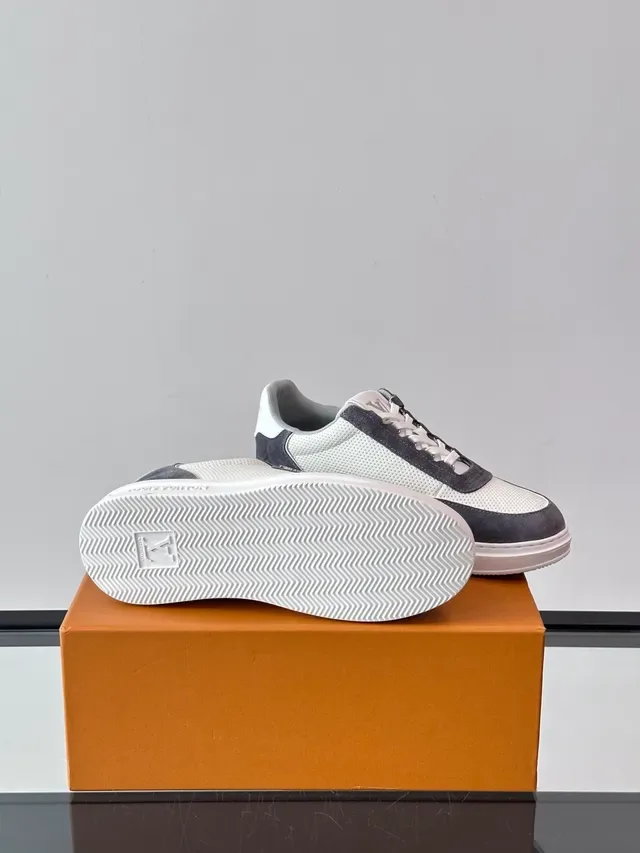 Louis Vuitton LV Trainer Blanc et Gris Maille Perforée Daim Lifestyle Sneakers 2