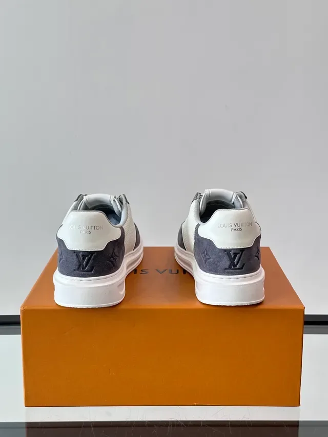 Louis Vuitton LV Trainer Blanc et Gris Maille Perforée Daim Lifestyle Sneakers 4
