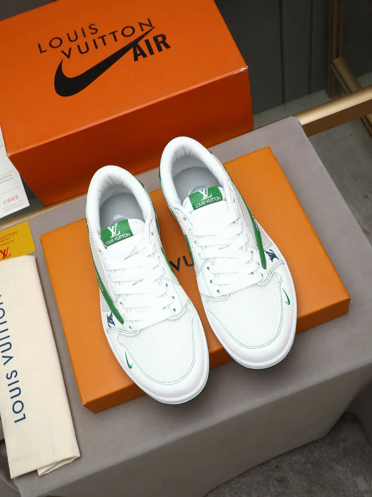 লুইস ভিটন LV Trainer সাদা সবুজ Mesh এবং Leather Upper Monogram Shield Logos Lifestyle Sneakers 2