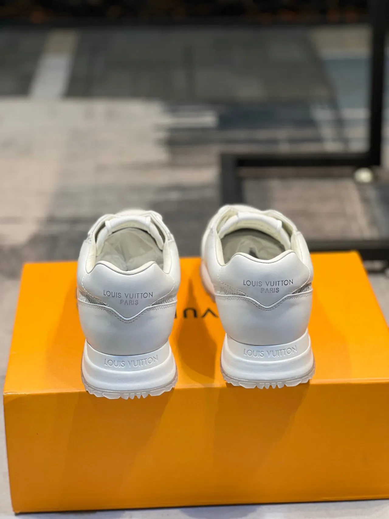 Louis Vuitton LV Trainer sneakers lifestyle en cuir blanc avec panneaux texturisés 2