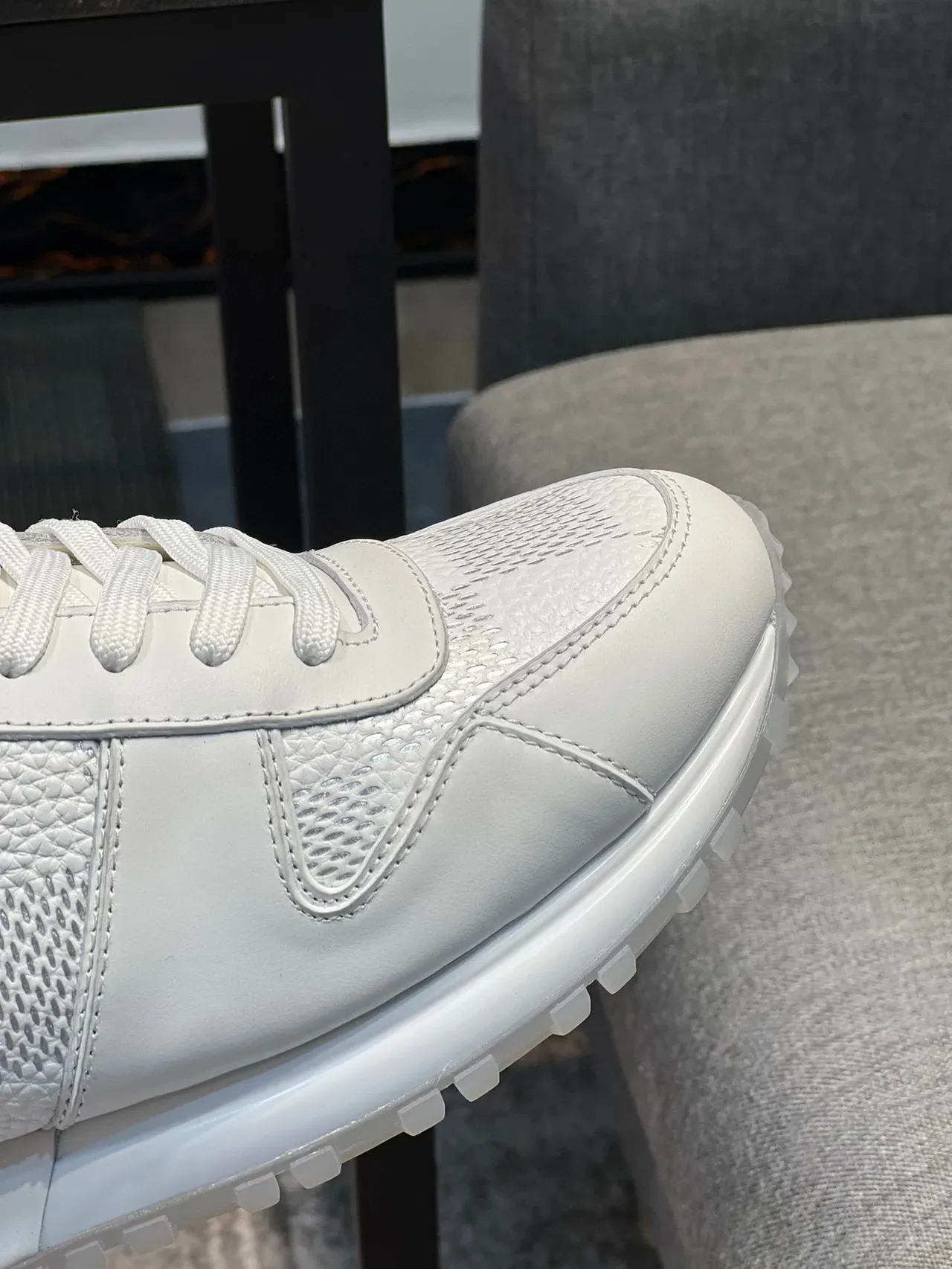 Louis Vuitton LV Trainer sneakers lifestyle en cuir blanc avec panneaux texturisés 3