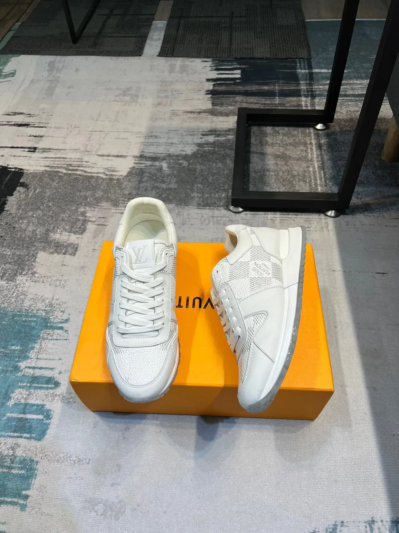 Louis Vuitton LV Trainer sneakers lifestyle en cuir blanc avec panneaux texturisés 4
