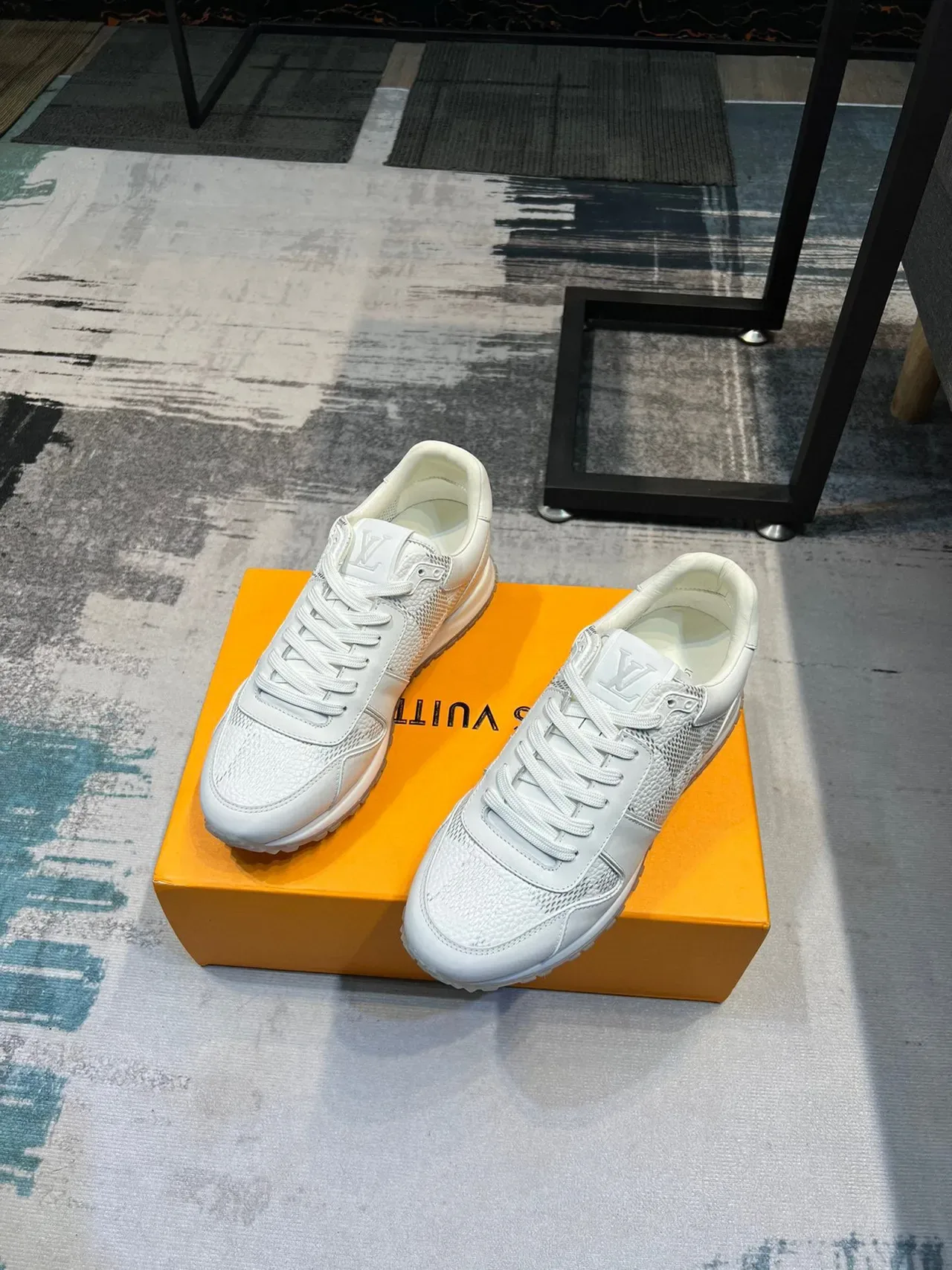 Louis Vuitton LV Trainer sneakers lifestyle en cuir blanc avec panneaux texturisés 5