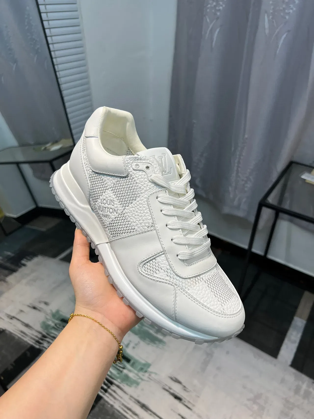 Louis Vuitton LV Trainer sneakers lifestyle en cuir blanc avec panneaux texturisés 6
