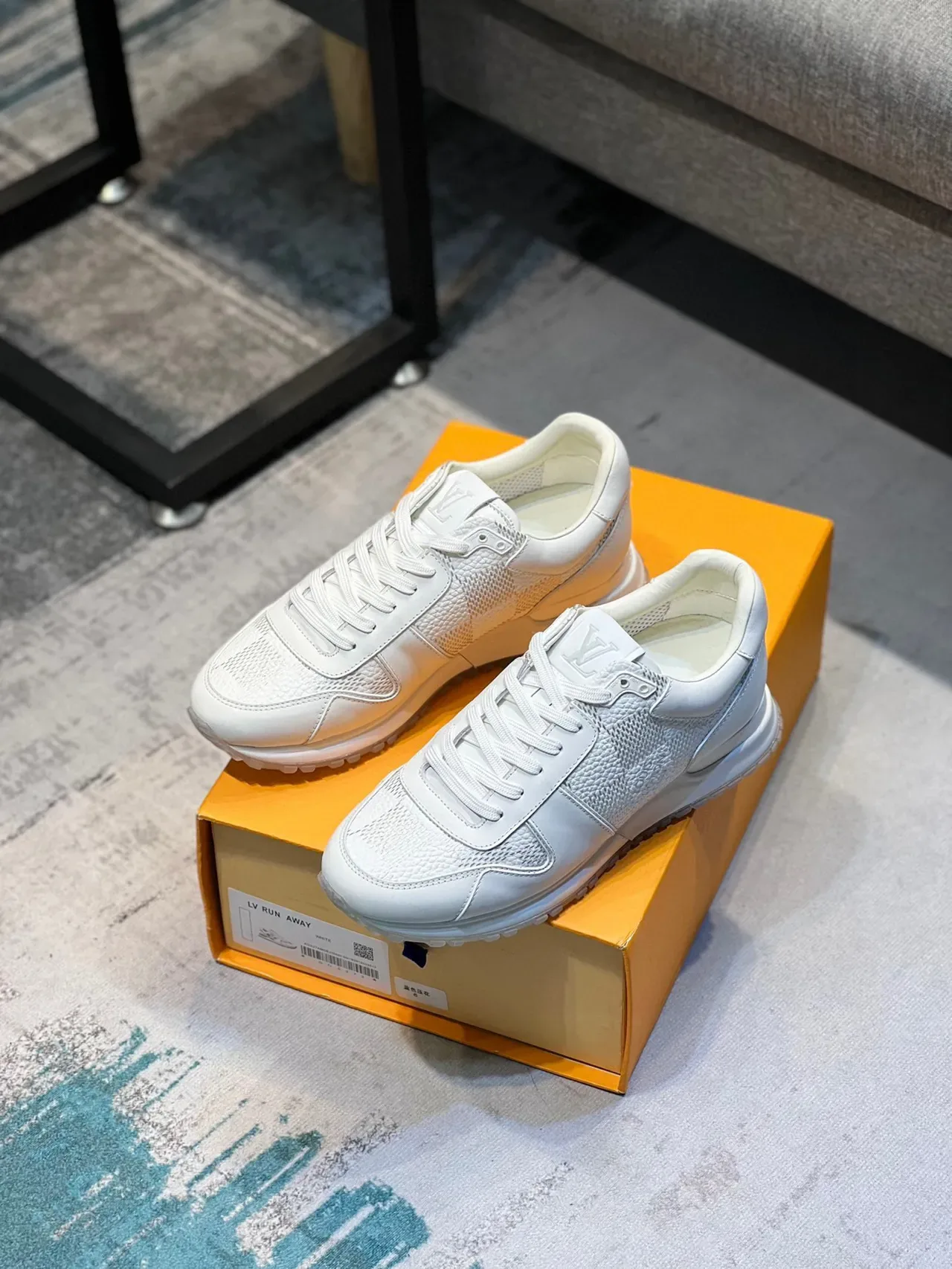 Louis Vuitton LV Trainer sneakers lifestyle en cuir blanc avec panneaux texturisés 7