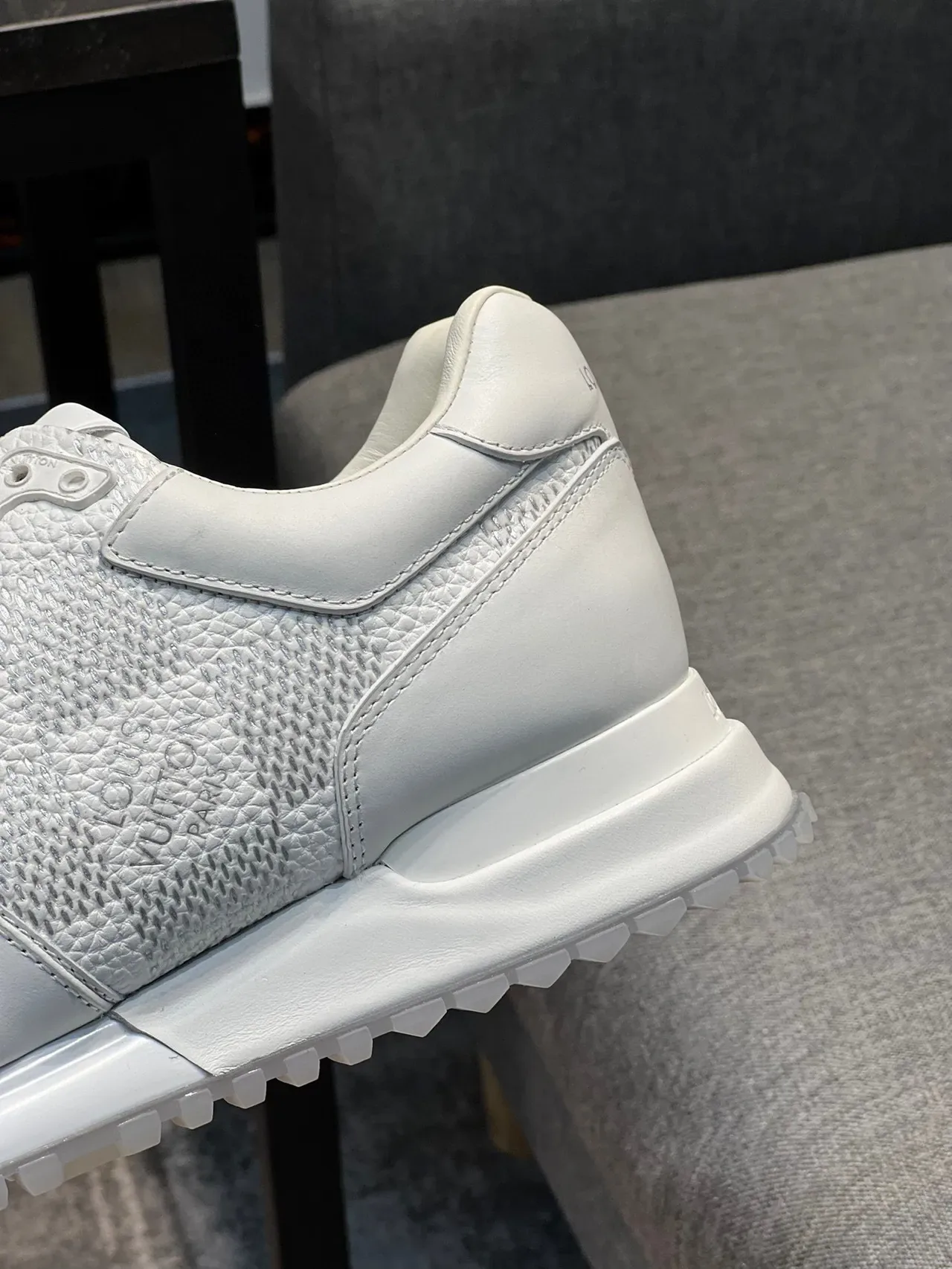 Louis Vuitton LV Trainer sneakers lifestyle en cuir blanc avec panneaux texturisés 8