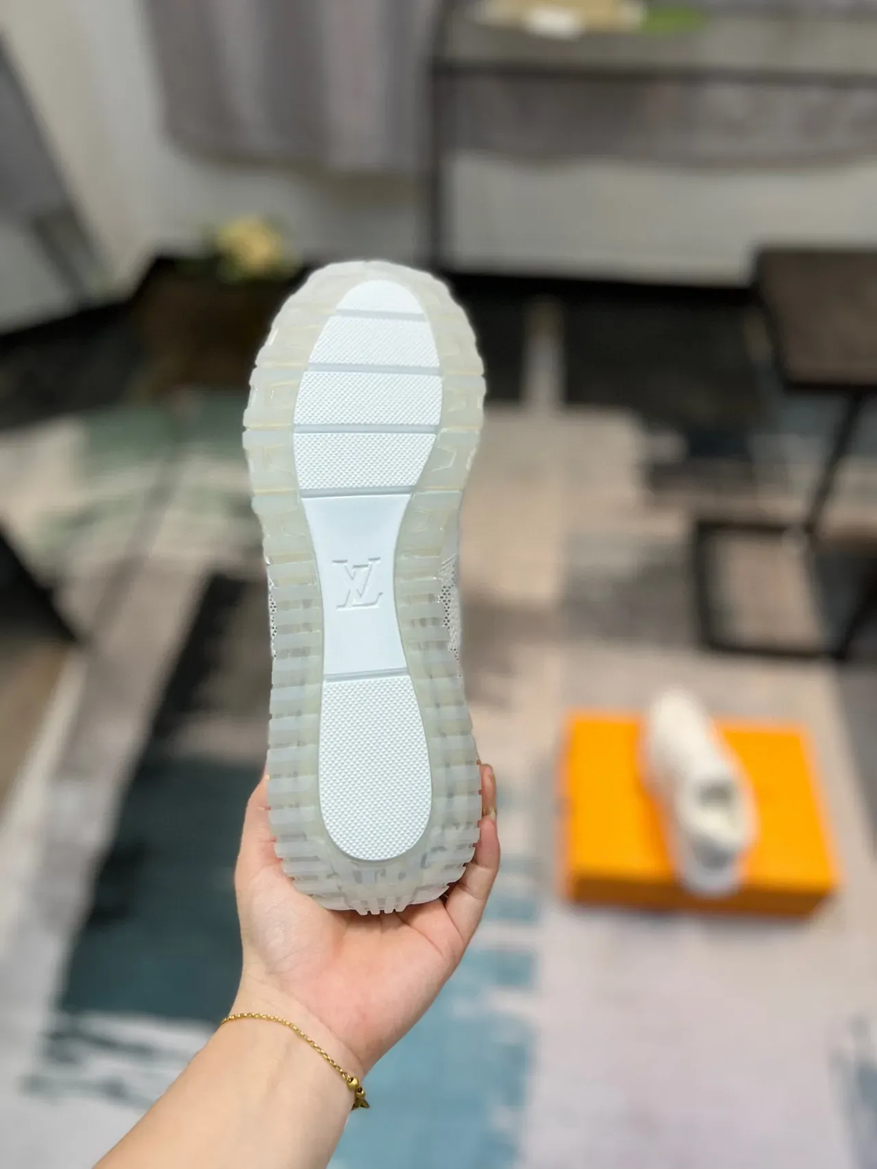 Louis Vuitton LV Trainer sneakers lifestyle en cuir blanc avec panneaux texturisés 9