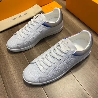 Louis Vuitton LV Trainer Zapatos lifestyle de cuero blanco plateado con Monogram-Embossed, silueta baja