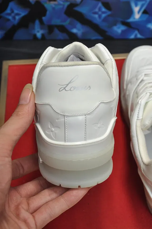Louis Vuitton LV Trainer Tênis Lifestyle Branco Transparente Couro Monograma Embossed Sola Translúcida 2