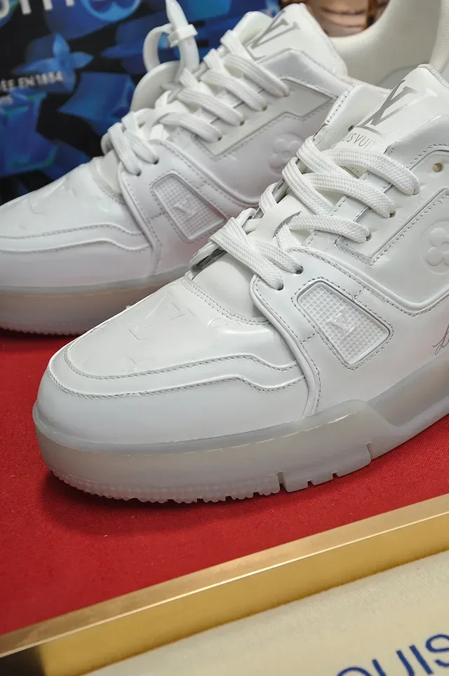 Louis Vuitton LV Trainer Tênis Lifestyle Branco Transparente Couro Monograma Embossed Sola Translúcida 3