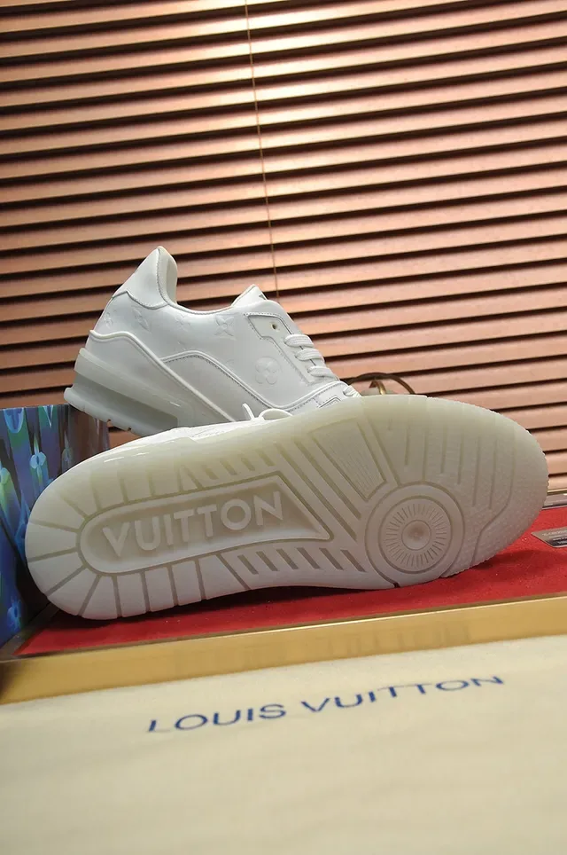 Louis Vuitton LV Trainer Tênis Lifestyle Branco Transparente Couro Monograma Embossed Sola Translúcida 4