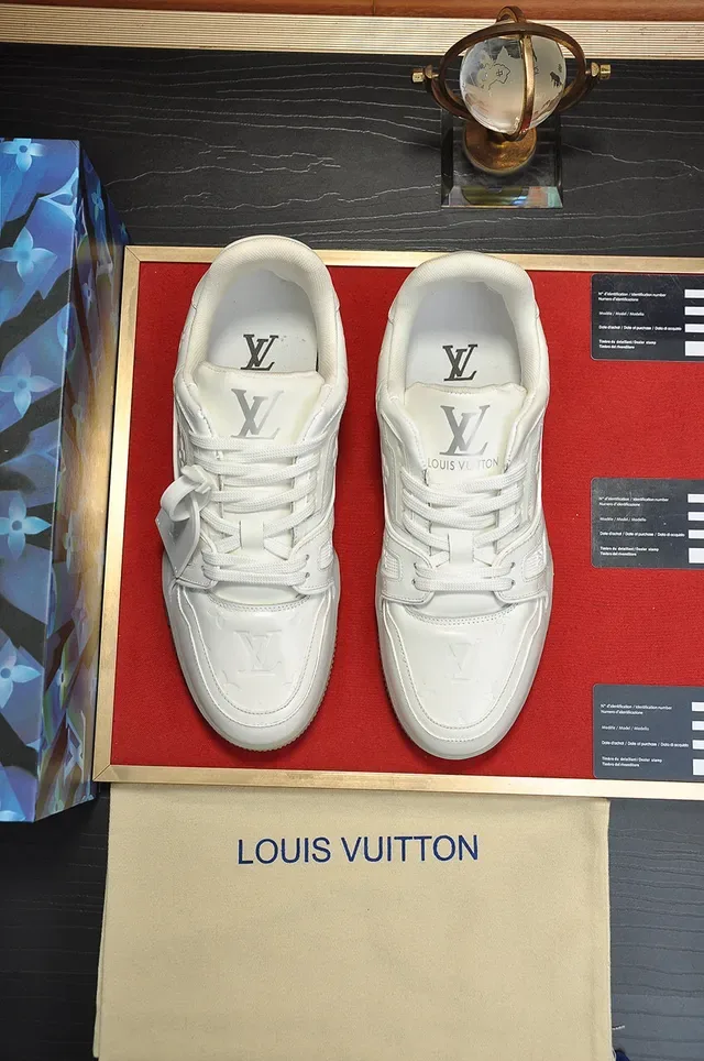 Louis Vuitton LV Trainer Tênis Lifestyle Branco Transparente Couro Monograma Embossed Sola Translúcida 9