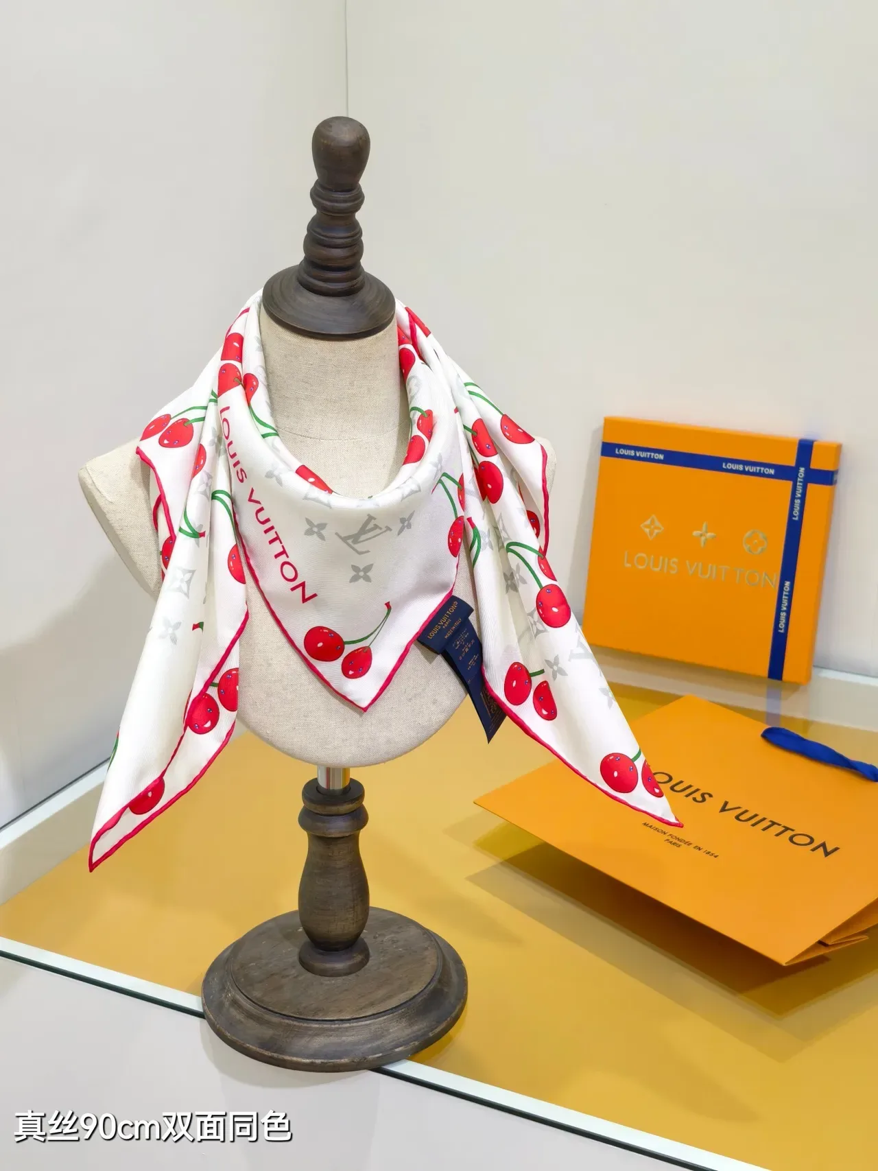 Louis Vuitton LV x TM Monograma Cerise Branco Vermelho Quadrado Impressão de Cereja Lenço de Seda 2