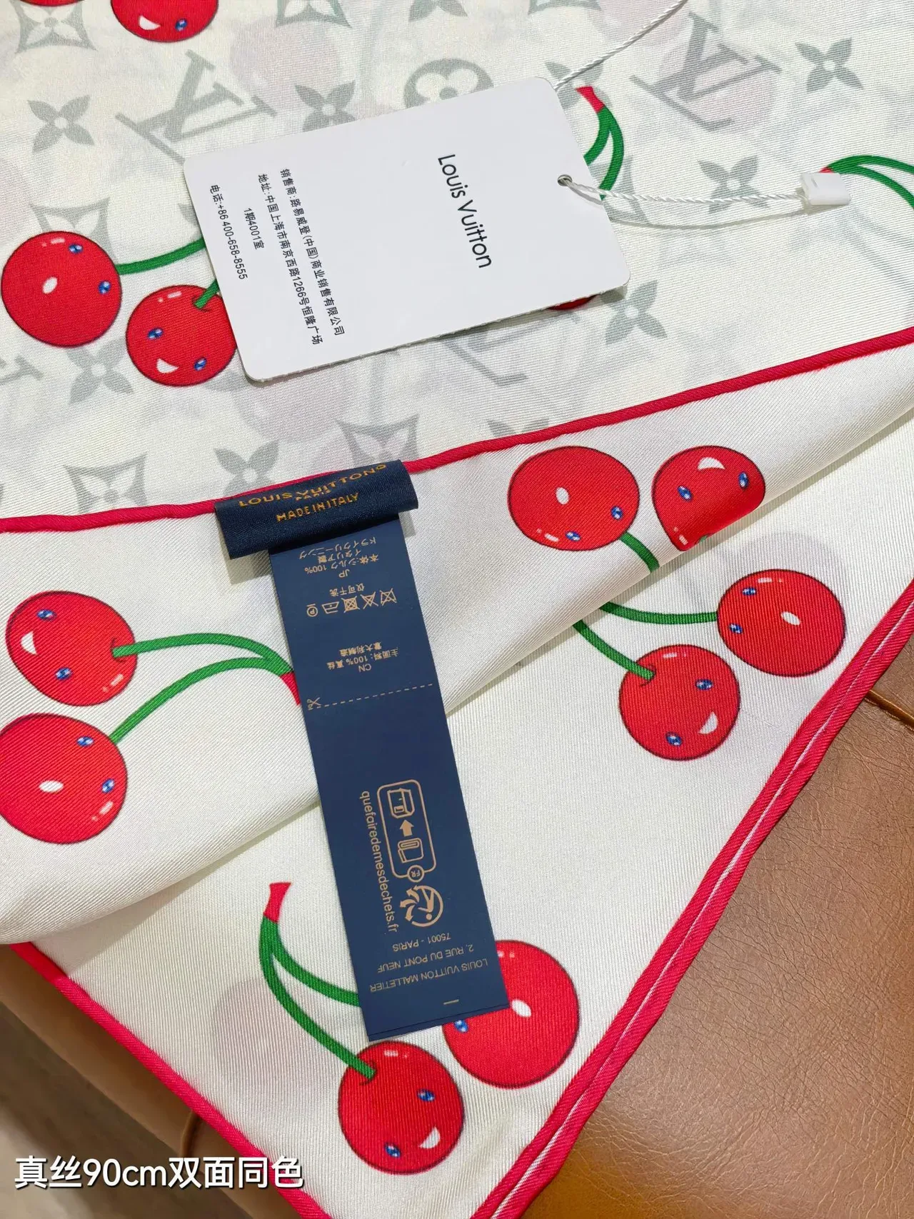 Louis Vuitton LV x TM Monograma Cerise Branco Vermelho Quadrado Impressão de Cereja Lenço de Seda 3