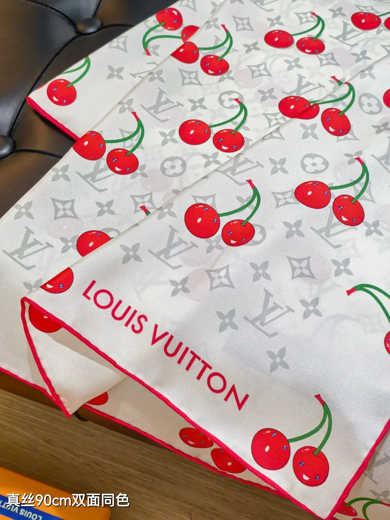 Louis Vuitton LV x TM Monograma Cerise Branco Vermelho Quadrado Impressão de Cereja Lenço de Seda 4