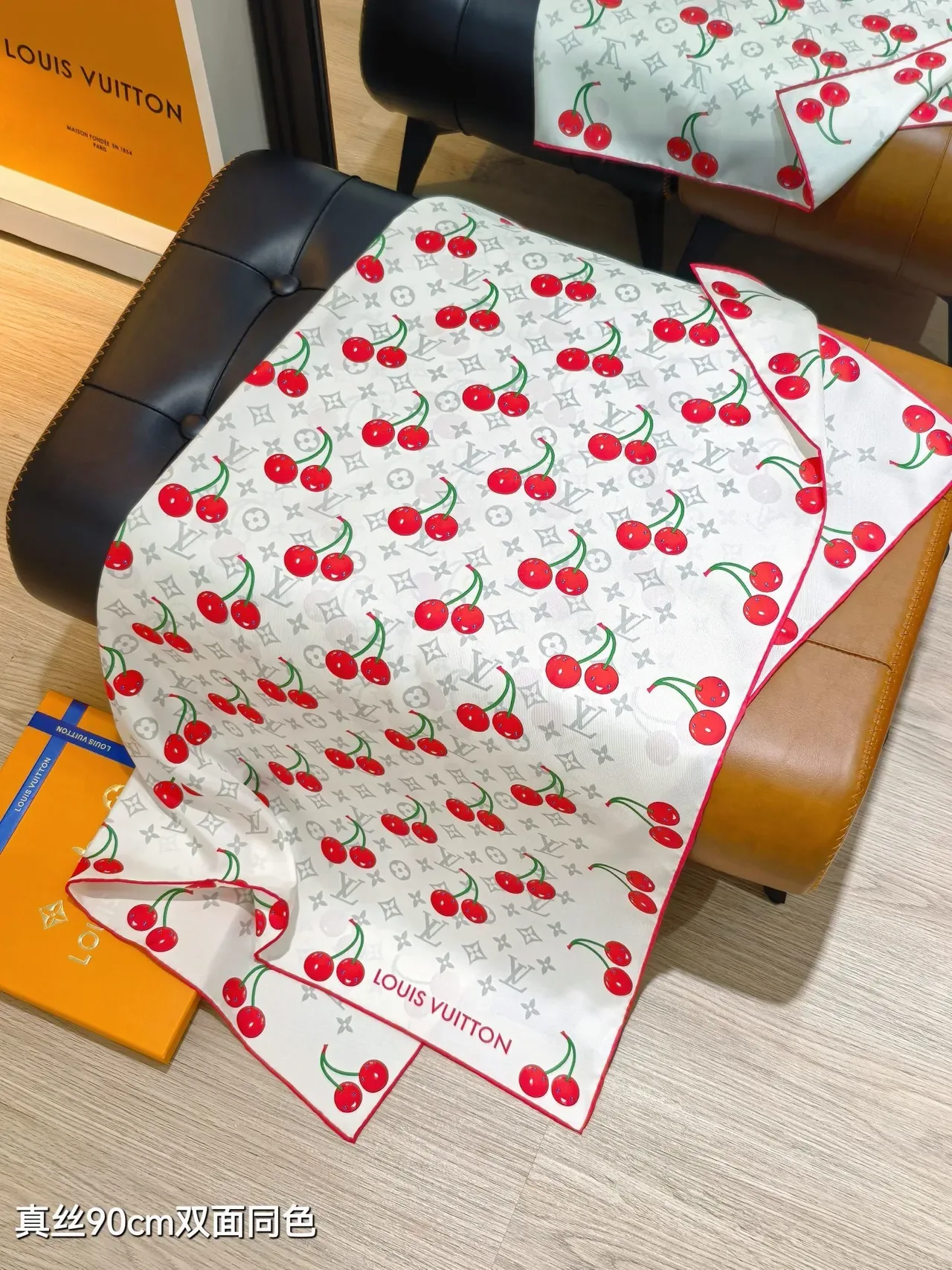Louis Vuitton LV x TM Monograma Cerise Branco Vermelho Quadrado Impressão de Cereja Lenço de Seda 5