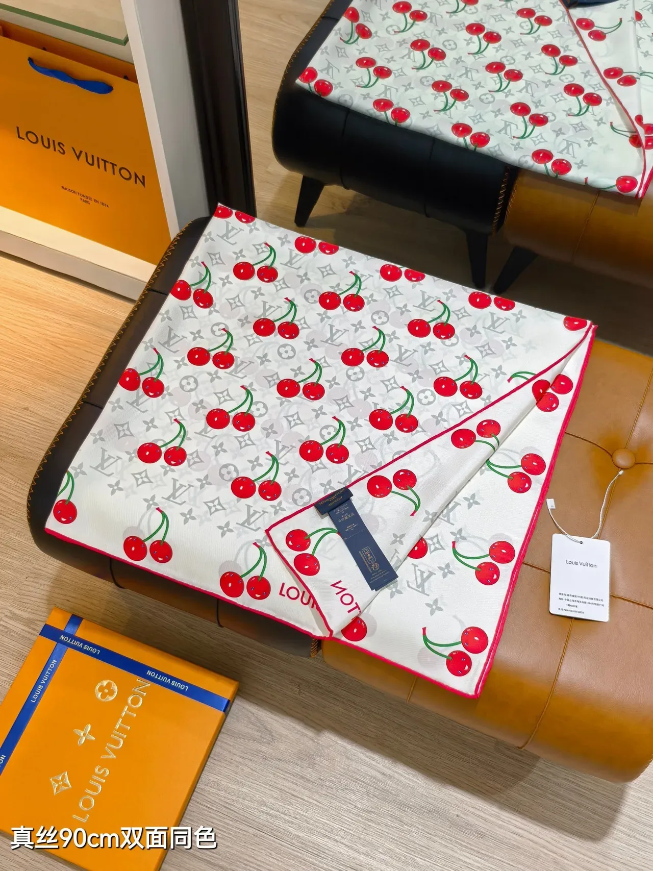 Louis Vuitton LV x TM Monograma Cerise Branco Vermelho Quadrado Impressão de Cereja Lenço de Seda 6